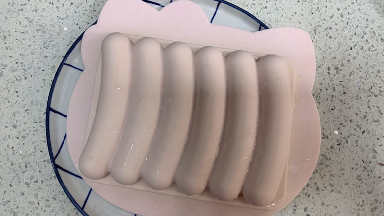菠菜瘦肉肠(宝宝辅食),蒸好的肠马上取出,倒扣到盘子里