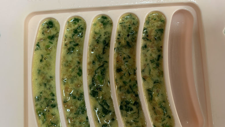 菠菜瘦肉肠(宝宝辅食),面糊挤进去,震几下使表面平整