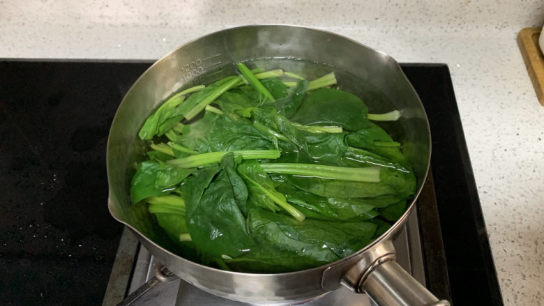 菠菜瘦肉肠（宝宝辅食）,烧开水，水开后放入菠菜，焯水