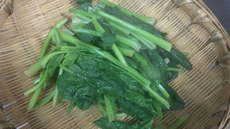 菠菜瘦肉肠（宝宝辅食）,菠菜倒出沥水