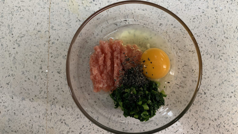 菠菜瘦肉肠(宝宝辅食),小碗里放入所有材料