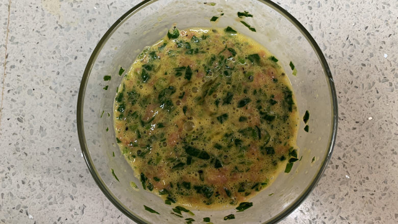 菠菜瘦肉肠(宝宝辅食),鸡蛋充分打散,搅拌均匀