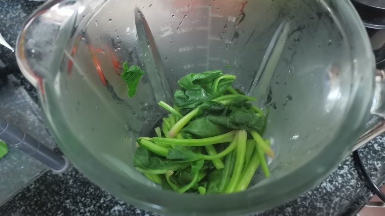 如此美艳的菠菜鸡蛋羹，你想吃吗？,捞起控水，放入料理杯子里准备打汁