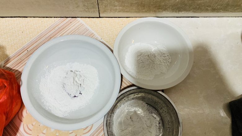 红枣多彩米发糕,紫薯泥碗里放入200g沾米粉，其他放150g。