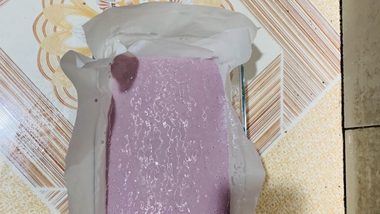 红枣多彩米发糕,模具铺油纸倒上紫色的米糊。