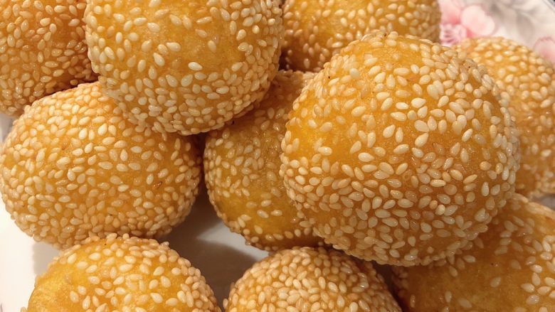 南瓜芝麻球,紫薯,红薯,南瓜都做过,紫薯相对来说比较干,要适当加水,揉成不黏手就可以了,一定不要太硬,要软点才行