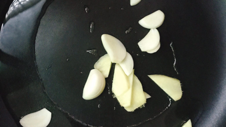 土豆炒肉片,锅烧热后,放入花生油,下姜蒜炒香