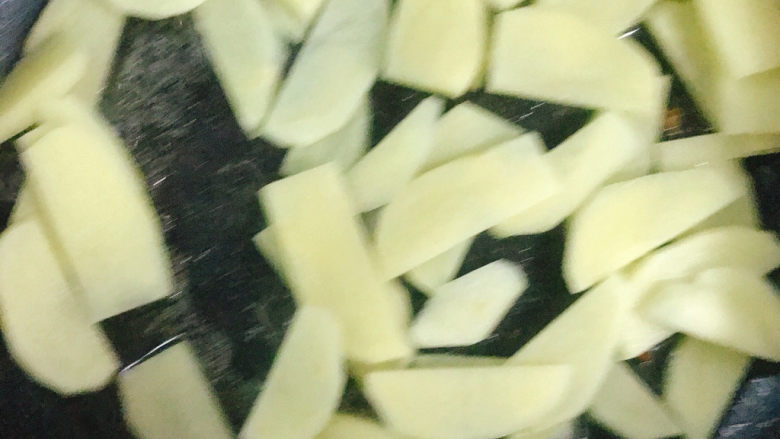 土豆炒肉片,放入土豆片,翻炒2分钟。