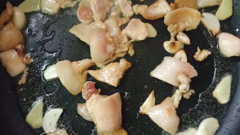 土豆炒肉片,可以先将肥肉放入锅中,煸出猪油。