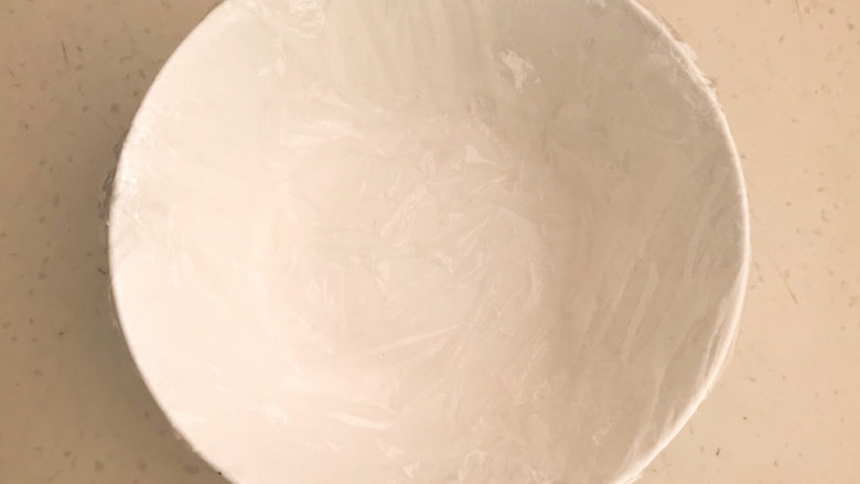 菠菜鸡蛋羹,取一只大碗,里面铺上耐高温保鲜膜
