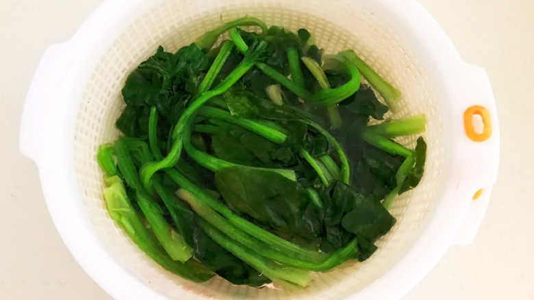 菠菜鸡蛋羹,把焯好的菠菜用冷水过凉