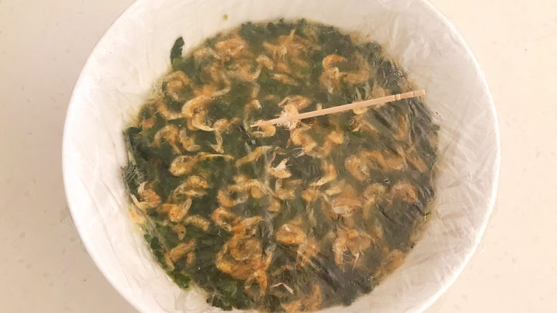 菠菜鸡蛋羹,盖上保鲜膜,用牙签扎出20个小孔,用于排气