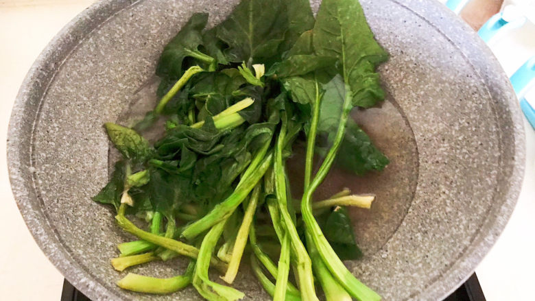 菠菜鸡蛋羹,锅中水开后加入菠菜,焯水2分钟