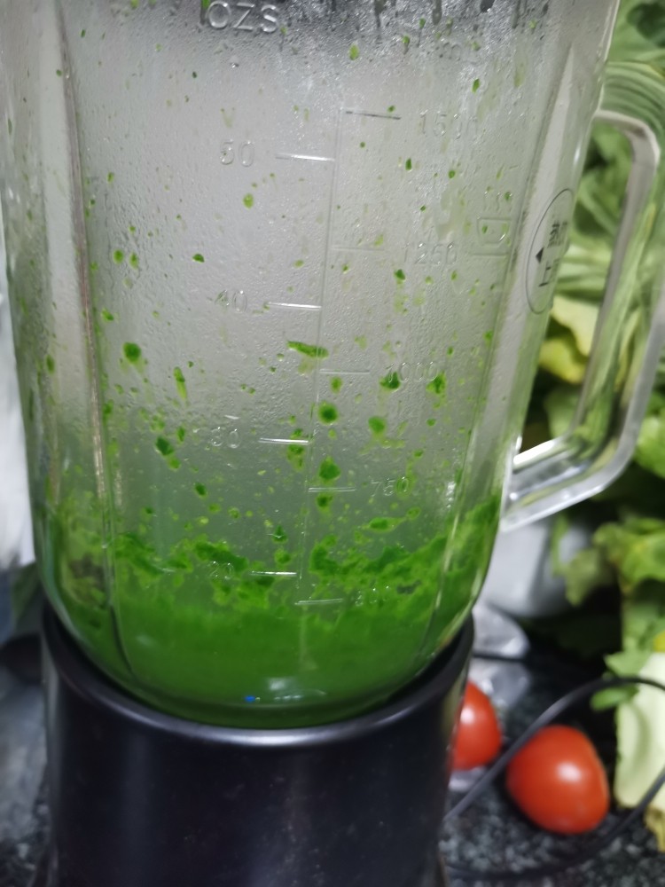 如此美艳的菠菜鸡蛋羹，你想吃吗？,打汁中
