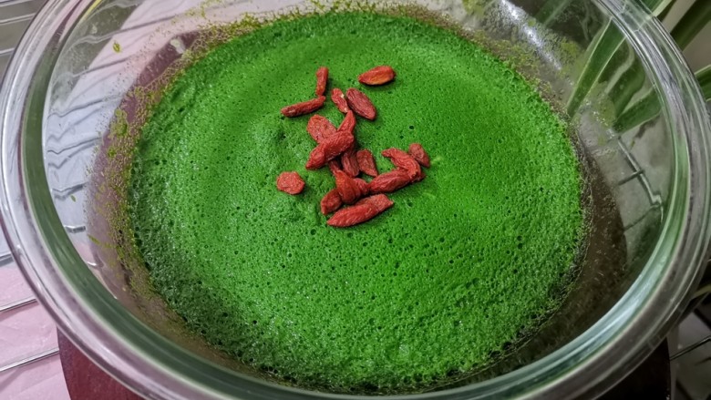 如此美艳的菠菜鸡蛋羹，你想吃吗？,非常好看的菠菜鸡蛋羹，而且味道特别好，有菠菜的香甜，更有鸡蛋的清香，而且非常颜色好，让人看着觉得特别有食欲。