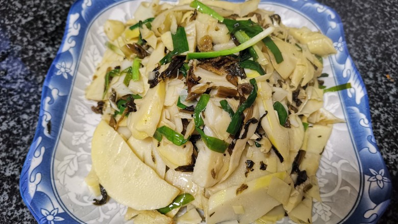 这样的春笋炒酸菜,你吃过没?,这样的酸菜炒春笋,是最好的下酒菜哦,怎么可以没有酒呢?好吧,我找酒去了,哈哈哈。