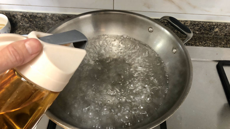 菠菜鸡蛋羹➕黄花丛畔绿尊前,坐锅烧水,水开加少许食盐,几滴食用油