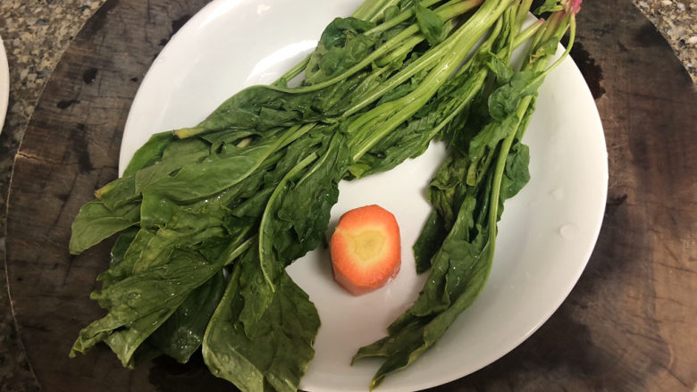 菠菜鸡蛋羹➕黄花丛畔绿尊前,菠菜择好洗净,胡萝卜削皮洗净