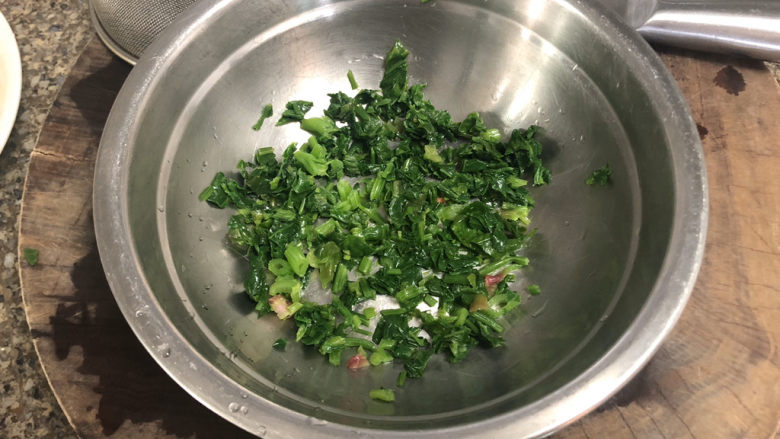 菠菜鸡蛋羹➕黄花丛畔绿尊前,菠菜切末,先放一部分在碗中