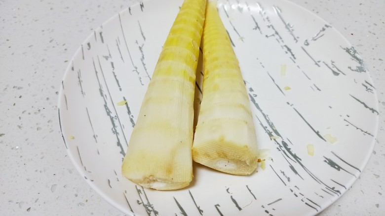 春笋排骨汤,笋去除笋衣,洗净。
