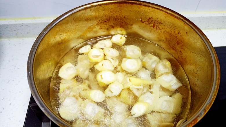 春笋排骨汤,水开后放入锅中,焯水2分钟