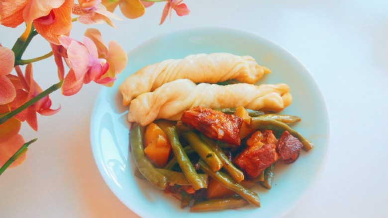 好吃就一锅出,我的两个花卷,有肉有菜不错吧。