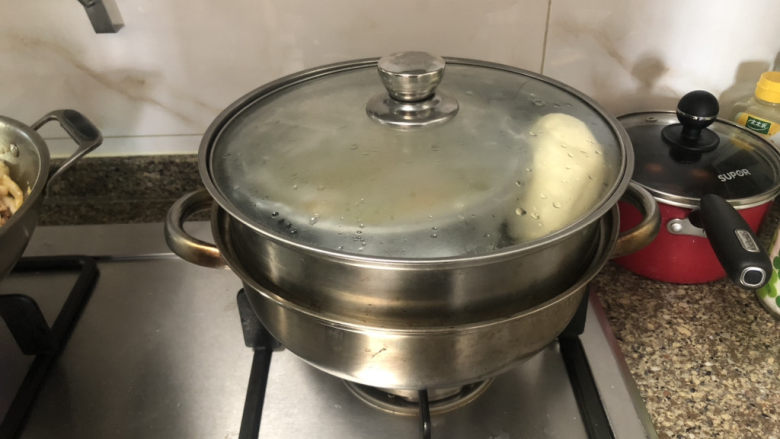 菠菜鸡蛋羹➕黄花丛畔绿尊前,水开放入蛋液,中火蒸8到10分钟,关火焖2分钟即可,喜欢嫩一点的可以缩短一点时间
