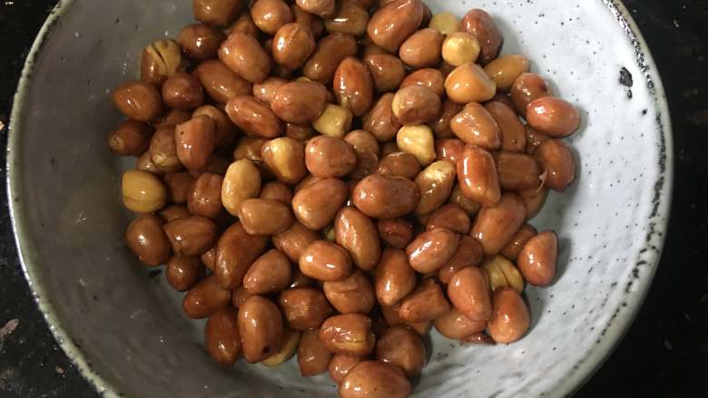 菠菜拌花生米,花生清洗干净,锅里放入适量的油,小火炒至略黄,然后冷却
