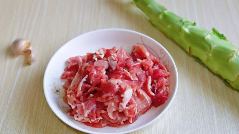 莴笋炒牛肉,准备食材,牛肉我买的是<a style='color:red;display:inline-block;' href='/shicai/ 9158'>牛肉片</a>,里脊肉自己切也可以。