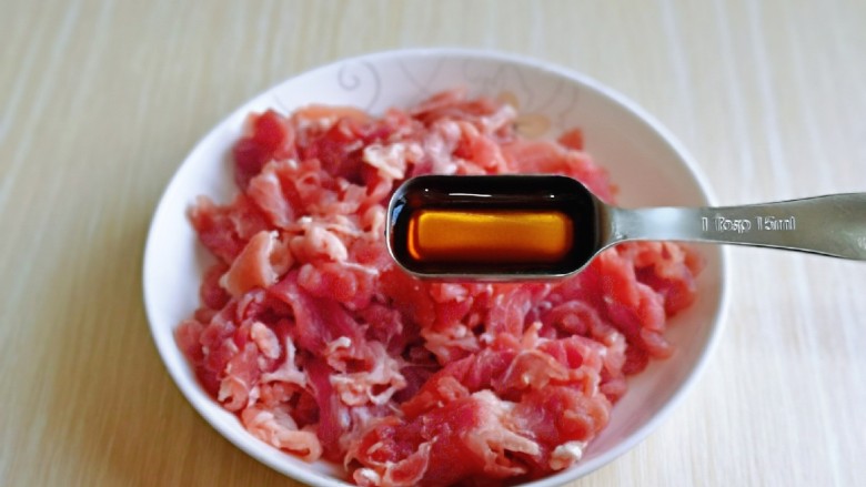莴笋炒牛肉,牛肉洗干净,将血水洗干净,放入盘中,加入<a style='color:red;display:inline-block;' href='/shicai/ 718'>料酒</a>,适当多一点去腥。