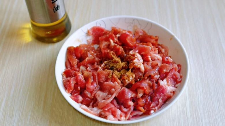 莴笋炒牛肉,加入<a style='color:red;display:inline-block;' href='/shicai/ 829'>十三香</a>,最后淋上食用油,锁住牛肉水分同时,口感更加嫩滑。