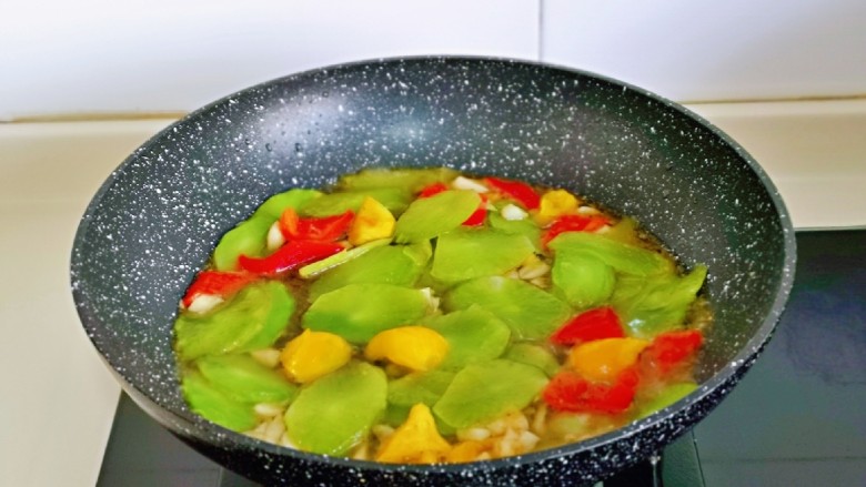 莴笋炒牛肉,加入一汤勺纯净水烧开,将莴笋烧熟。