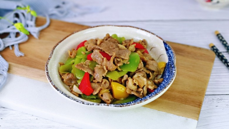 莴笋炒牛肉,盛出装盘,即可食用。