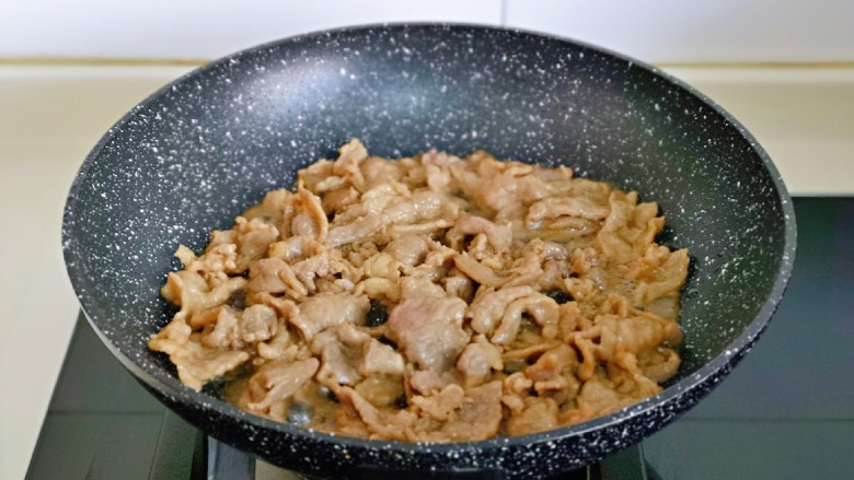 莴笋炒牛肉,中火煸炒至牛肉变色,盛出备用。