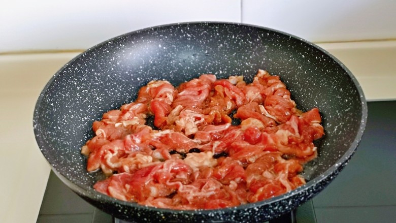 莴笋炒牛肉,起油锅,加入腌制好的牛肉煸炒。