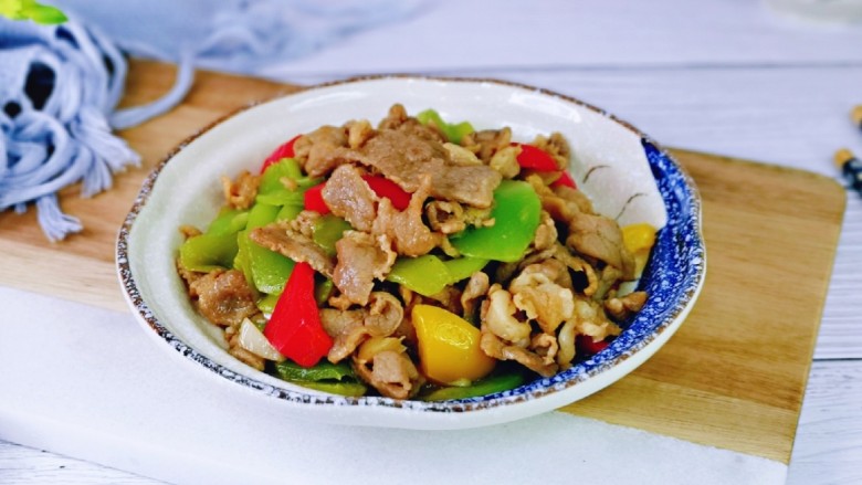 莴笋炒牛肉,荤素搭配,营养更均衡。