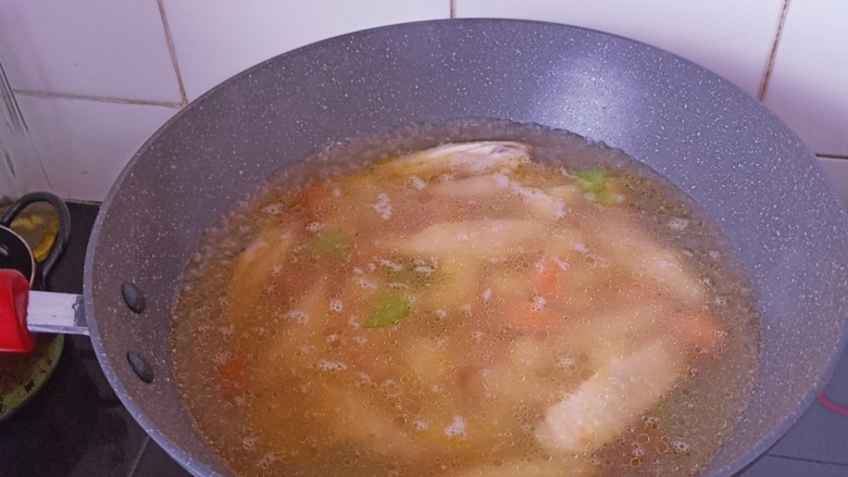 咖喱鸡翅,倒入适量开水