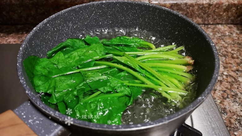 菠菜鸡蛋羹,烧一锅水,放入<a style='color:red;display:inline-block;' href='/shicai/ 117'>菠菜</a>煮开焯水后捞出沥干水分。