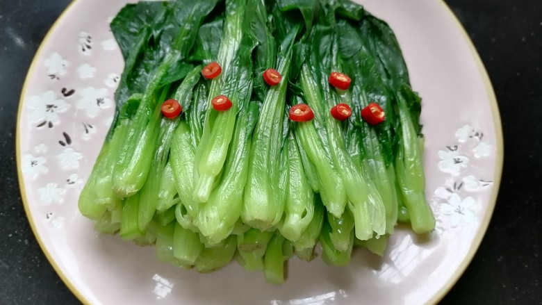 蒜蓉小油菜,将辣椒圈码放在油菜上