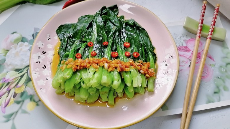 蒜蓉小油菜,拍上成品图,一道美味可口的蒜蓉<a style='color:red;display:inline-block;' href='/shicai/ 6680'>小油菜</a>就完成了。