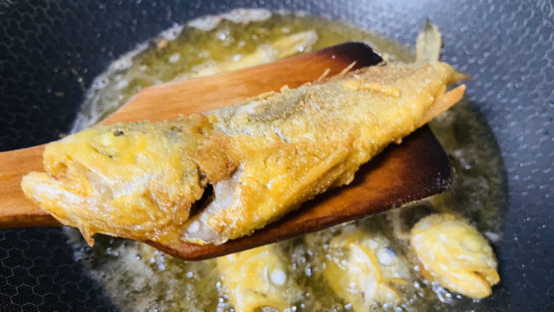酥炸小黄鱼,待炸好后再开大火复炸一遍,这样炸出来的小黄鱼更酥脆
