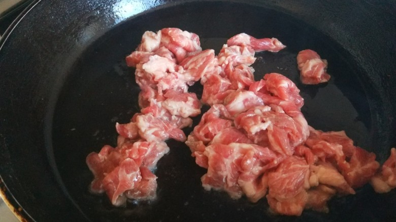 莴笋炒牛肉,热锅倒入牛肉。