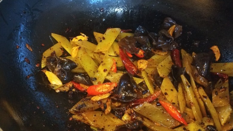 莴笋炒牛肉,这道步骤没有机会拍照只能说了,锅中倒入适量油烧热,炒香葱姜蒜,加入干辣椒,小米辣,加入豆豉,<a style='color:red;display:inline-block;' href='/shicai/ 692'>酱油</a>,倒莴笋木耳炒均匀,倒入牛肉翻炒,加入鸡精炒均匀即可。