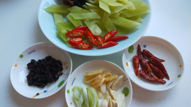 莴笋炒牛肉,辅料,豆豉,干辣椒,葱<a style='color:red;display:inline-block;' href='/shicai/ 37'>姜</a>蒜。