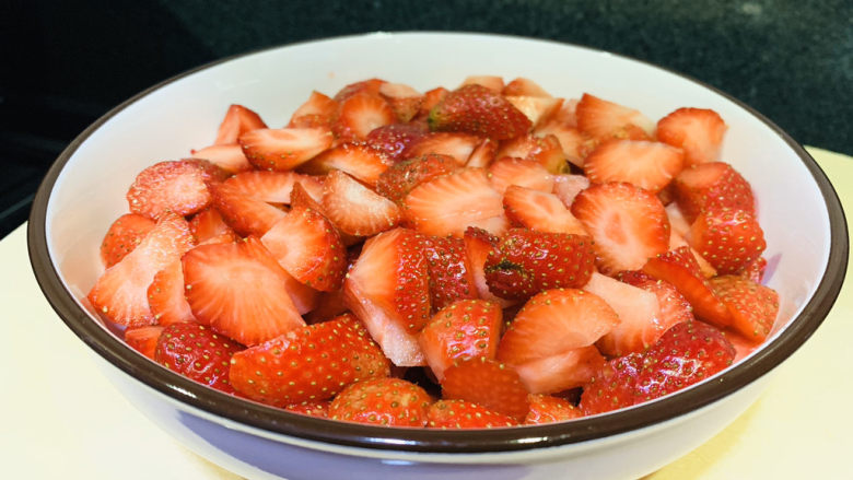 🍓自制草莓酱🍓,切好的草莓放在大碗里;