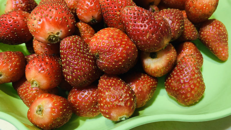 🍓自制草莓酱🍓,把草莓蒂一个个摘下来;