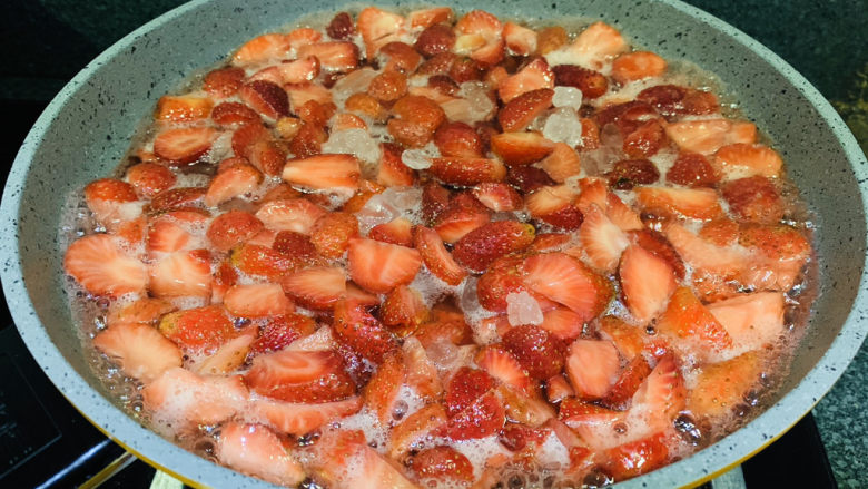 🍓自制草莓酱🍓,大火煮开草莓;
