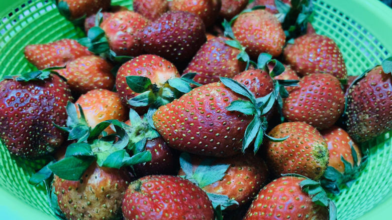 🍓自制草莓酱🍓,草莓买多了,吃不完浪费,做草莓酱不错,到草莓季,街上有很多卖这个种小个的草莓,别看它小,外表不咋样,草莓香味很浓,也很酸甜;