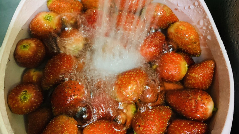 🍓自制草莓酱🍓,用清水多冲洗几遍,再加些盐,冲洗一遍,最后用凉开水冲洗干净;