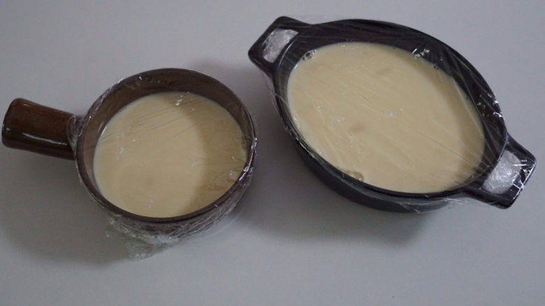 一次就成功的芒果牛奶布丁,将蛋液倒入容器中,并用保鲜膜裹上